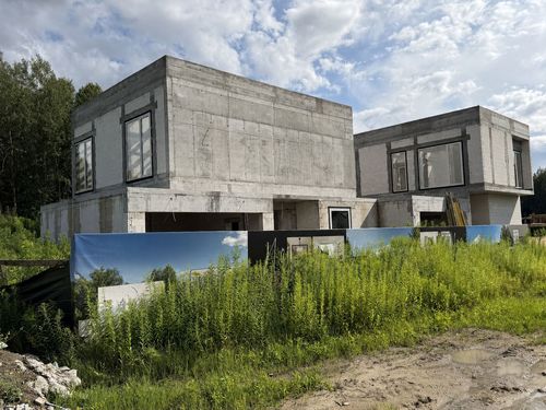 Bliźniaki, kt&oacute;re nie wyglądają jak bliźniaki &mdash; nowoczesne osiedle w Kajetanach